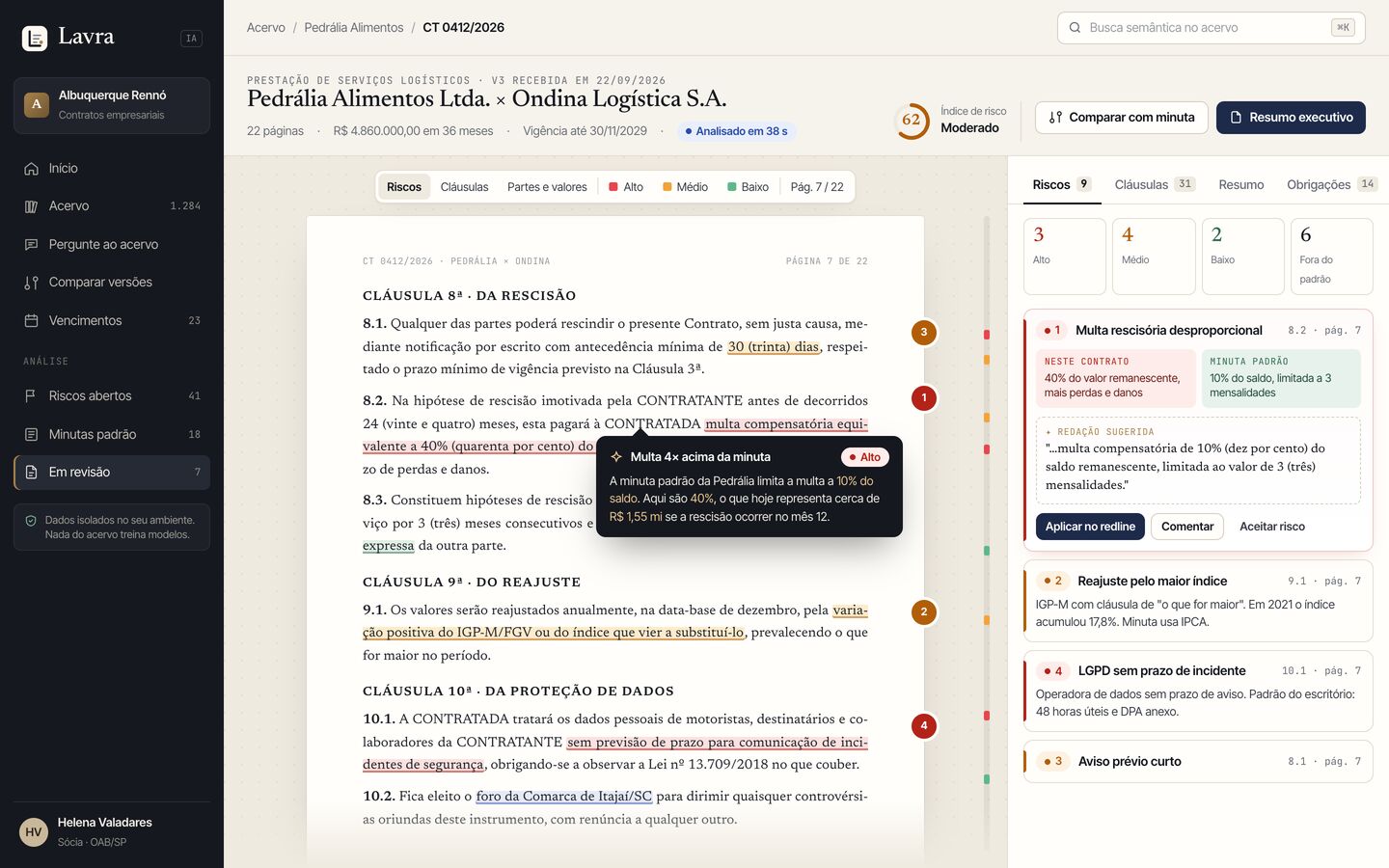 Análise de contrato com IA: riscos destacados no texto e painel de cláusulas